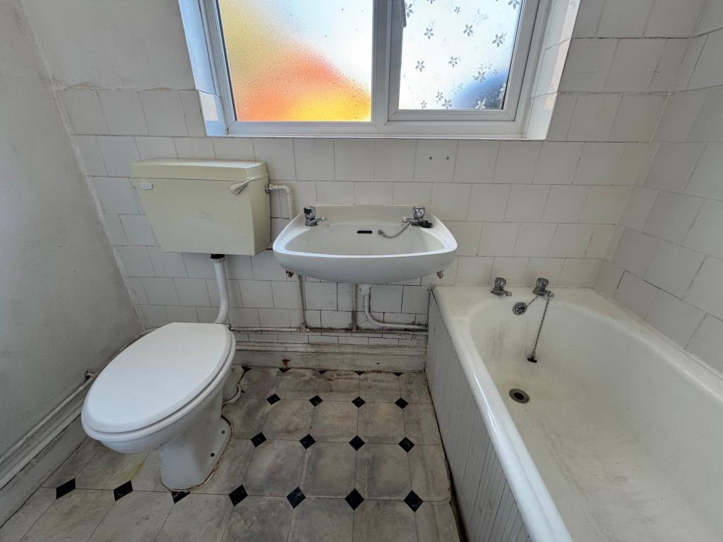 Lot: 39 - SEMI-DETACHED HOUSE FOR IMPROVEMENT - Bathroom